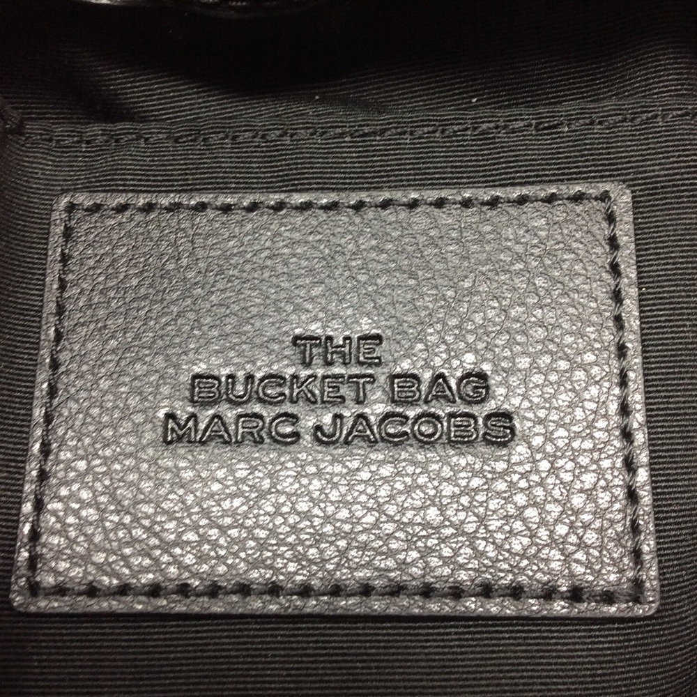 ✨ Authentic Marc Jacobs The Bucket Bag Logo Plaque Drawstring Woven Strap Black - Picture 12 of 16
